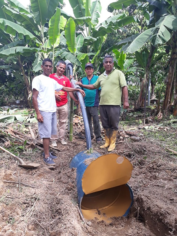 Local farmers receiving technical guidance to make an organic insect repellent spray with a low burden on the soil and on cacao